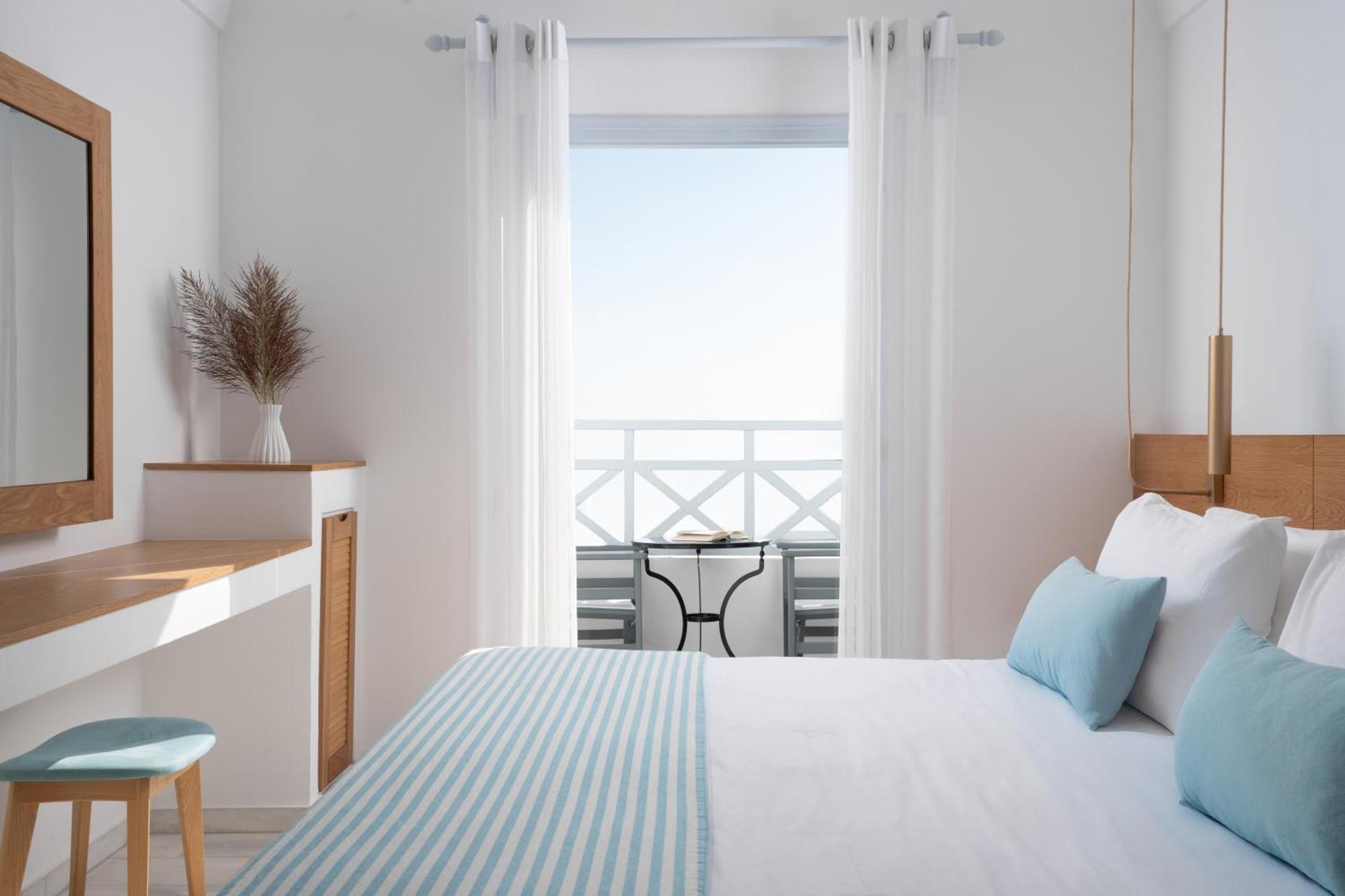 Santorini Kastelli Resort Kamári Exterior foto A bedroom at the hotel