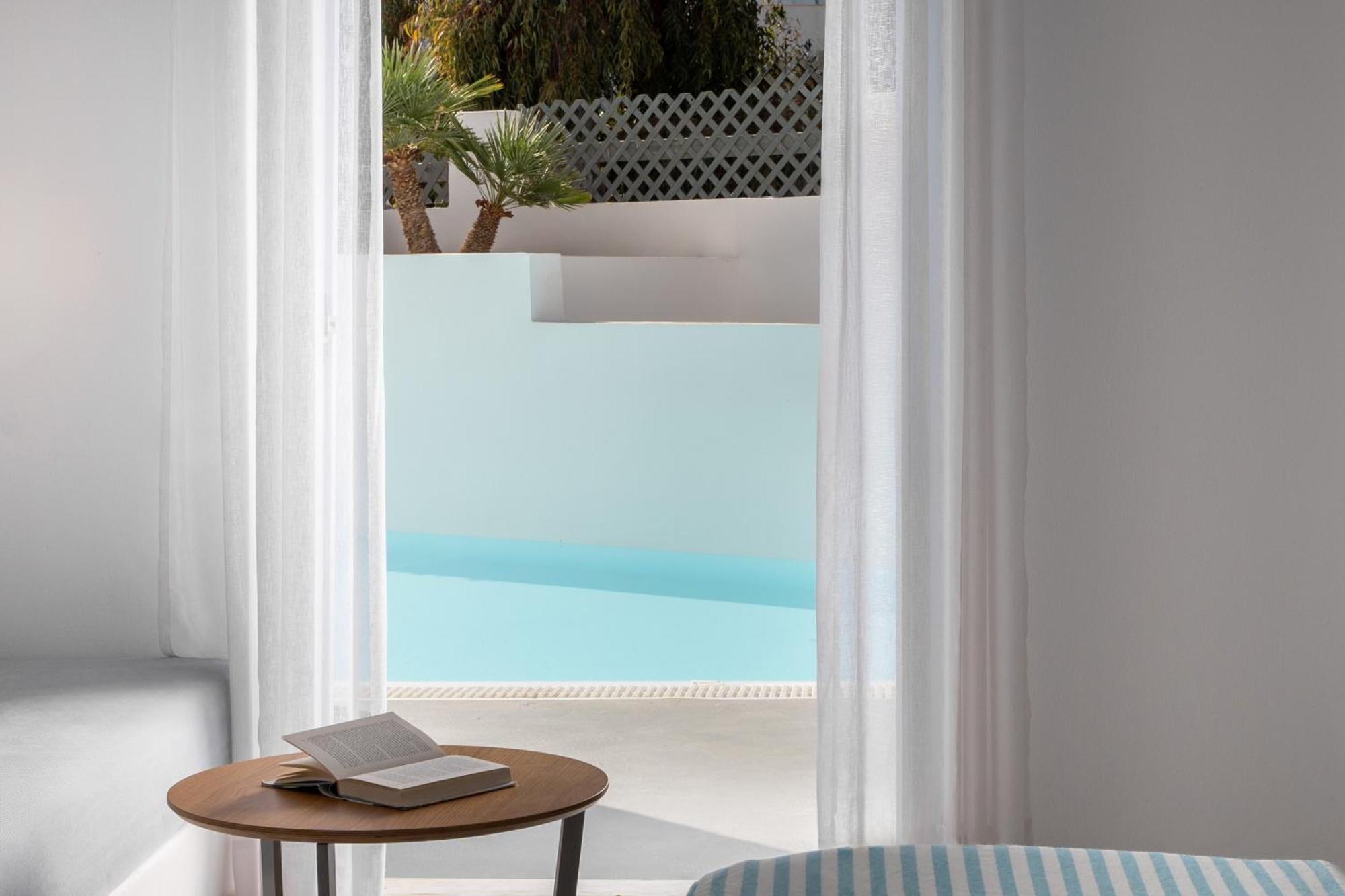 Santorini Kastelli Resort Kamári Exterior foto A room at the hotel