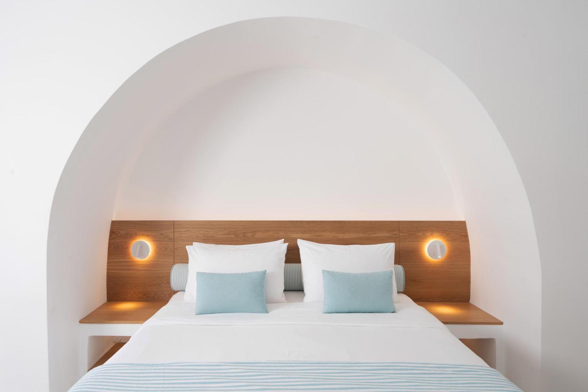 Santorini Kastelli Resort Kamári Exterior foto A bedroom in Santorini